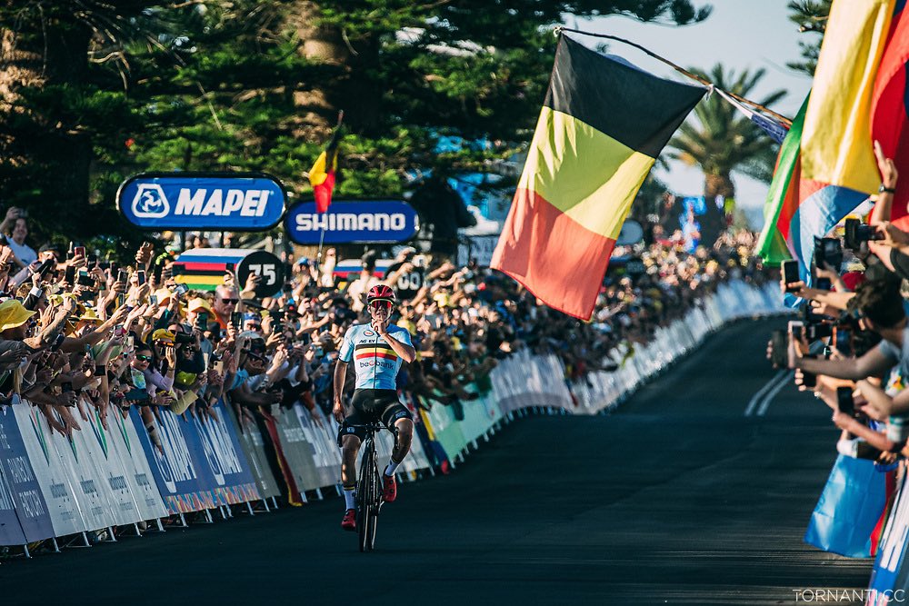 ciclismoliquido's tweet photo. «A una settantina di chilometri dal traguardo la consegna diventa una sola, per tutti: "Resta vicino a Evenepoel". Ma restare "vicino a Evenepoel" è un proposito vano.»

✍️ @cauz_ 
📸 @tornanti_cc 

👉 https://t.co/nRcq5T4ecy https://t.co/oxNX74mGR9