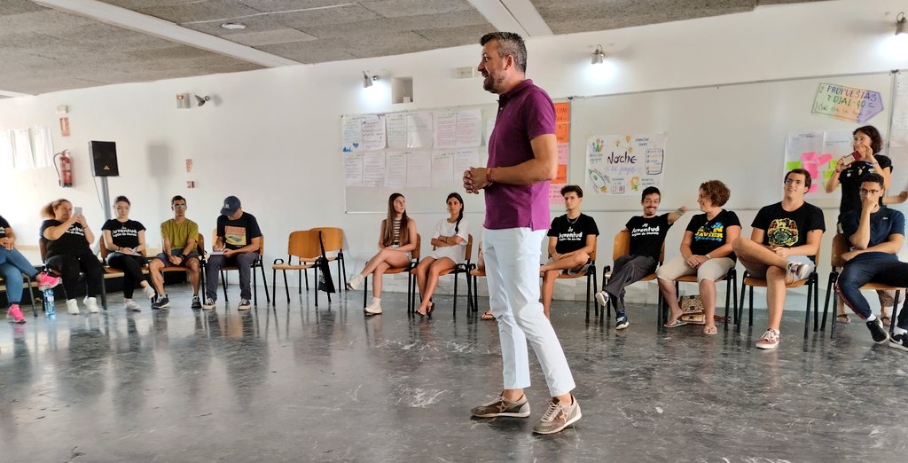juventud_Lorca's tweet photo. El Director General de Juventud @JoseMLM1982 @mundojovenRM anima a los jóvenes del proyecto #Dialgo a conocer los recursos existentes y a demandar otros poniendo en valor la importancia de la #informaciónjuvenil animando a participar en el proyecto #corresponsalesjuveniles 22/23. https://t.co/XHxQmc7kV3