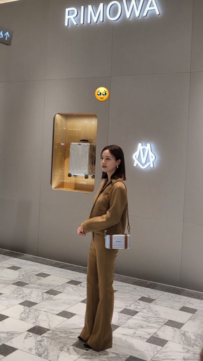 MCWVotingTeam's tweet photo. Our favorite girl comes out from her cave attending the opening event of Rimowa at Shinsegae Department Store in Daejeon today. 

#MoonChaewon #문채원 #Rimowa https://t.co/9dPvGQoOkr