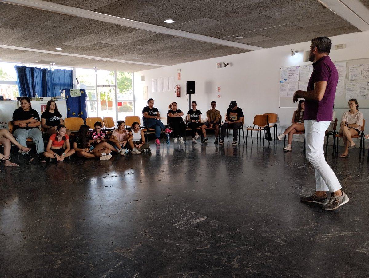 juventud_Lorca's tweet photo. El Director General de Juventud @JoseMLM1982 @mundojovenRM anima a los jóvenes del proyecto #Dialgo a conocer los recursos existentes y a demandar otros poniendo en valor la importancia de la #informaciónjuvenil animando a participar en el proyecto #corresponsalesjuveniles 22/23. https://t.co/XHxQmc7kV3