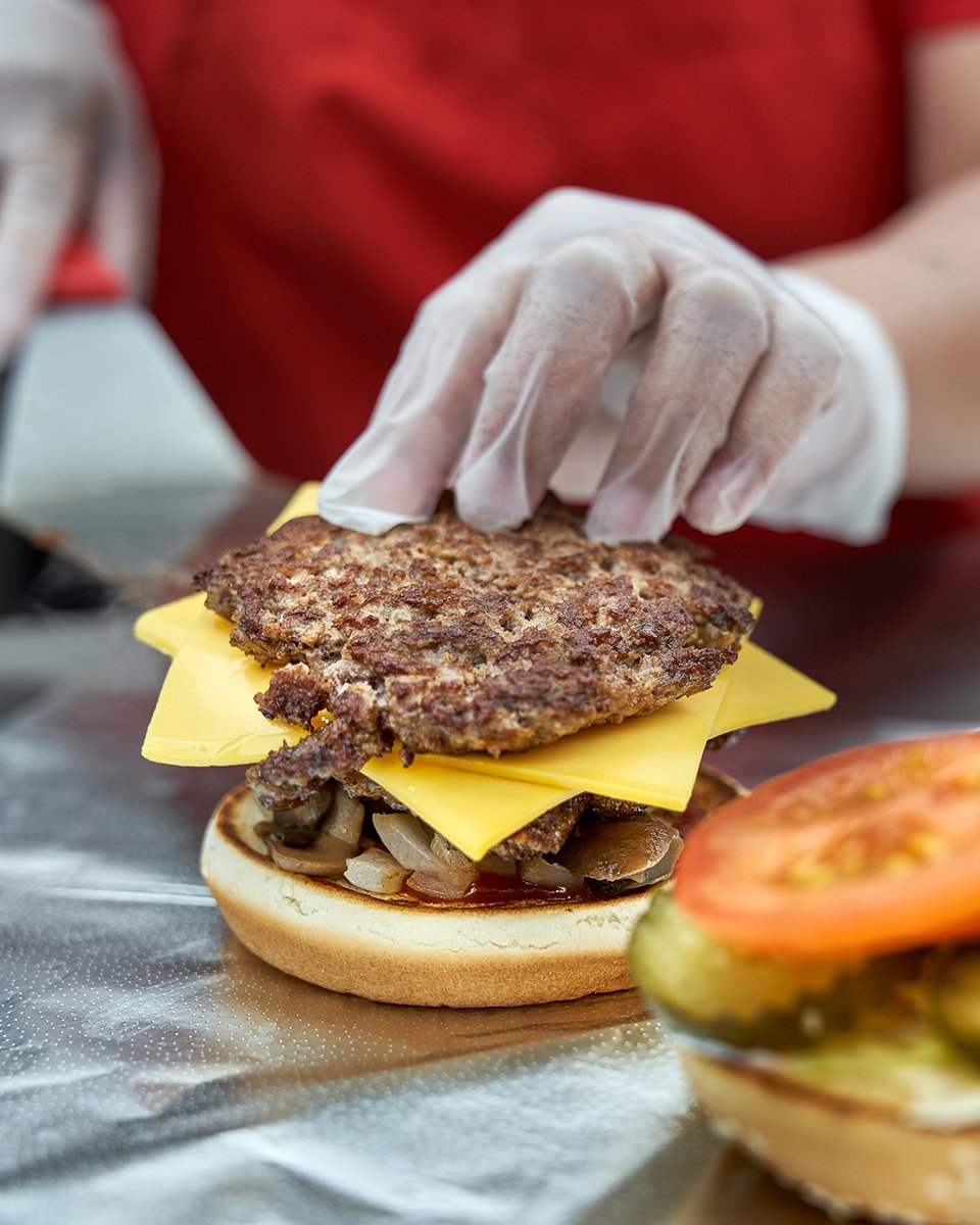 Todos nuestros alimentos son frescos. No tenemos congeladores, ni microondas. Las hortalizas, los panes, las patatas y la carne llegan cada día a nuestros restaurantes. ¡Esta es nuestra esencia! 🍃❤️

#5Guys #FiveGuys #toppings #fresh