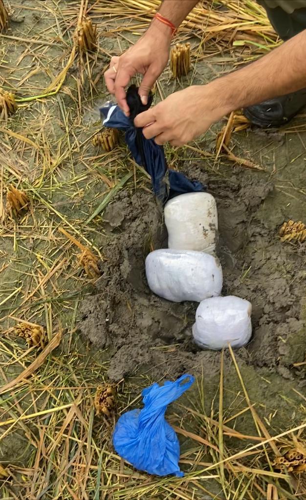 BSF_Punjab's tweet image. 25 Sep 2022 #Amritsar 
Last night #BSF troops heard the buzzing sound of suspected flying object &amp;amp; fired on it. On search 04 packets(GW- 3.290 Kgs) of suspected narcotics found. Vigilant Troops once again foiled the attempt of anti national element.
#JaiHind.
@PunjabGovtIndia