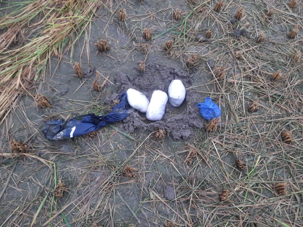 BSF_Punjab's tweet image. 25 Sep 2022 #Amritsar 
Last night #BSF troops heard the buzzing sound of suspected flying object &amp;amp; fired on it. On search 04 packets(GW- 3.290 Kgs) of suspected narcotics found. Vigilant Troops once again foiled the attempt of anti national element.
#JaiHind.
@PunjabGovtIndia