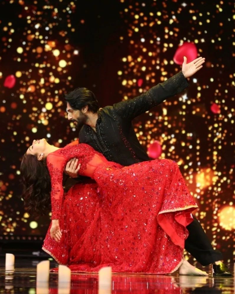 thestyleforward's tweet photo. The superstar Mahira Khan and the dashing Bilal Ashraf mesmerizing performance at the Kashmir HUM Awards 2022, Canada.
#HUMAwards #8thHUMAwards #HUMTV #HUMPR #AwardsShow #HUMTV https://t.co/CTXxbYhpZv