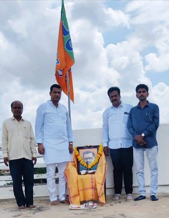 DSP4BJP's tweet photo. ಏಕಾತ್ಮ ಮಾನವತಾವಾದ ರಾಷ್ಟ್ರವಾದಿ, ಮಹಾನ ದಾರ್ಶನಿಕ ಶ್ರೀ ಪಂಡಿತ ದಿನದಯಾಳ ಉಪಾಧ್ಯಾಯ ಅವರ ಜಯಂತಿ ಅಂಗವಾಗಿ ನಮ್ಮ ಮನೆಯ ಮೇಲೆ ಧ್ವಜಾರೋಹಣ ನೆರವೇರಿಸಿ ಉಪಾಧ್ಯಾಯ ಅವರ ಭಾವಚಿ���್ರಕ್ಕೆ ಪೂಜೆ ಸಲ್ಲಿಸಲಾಯಿತು.

#DeenDayalUpadhyay https://t.co/LrZp9uczsS