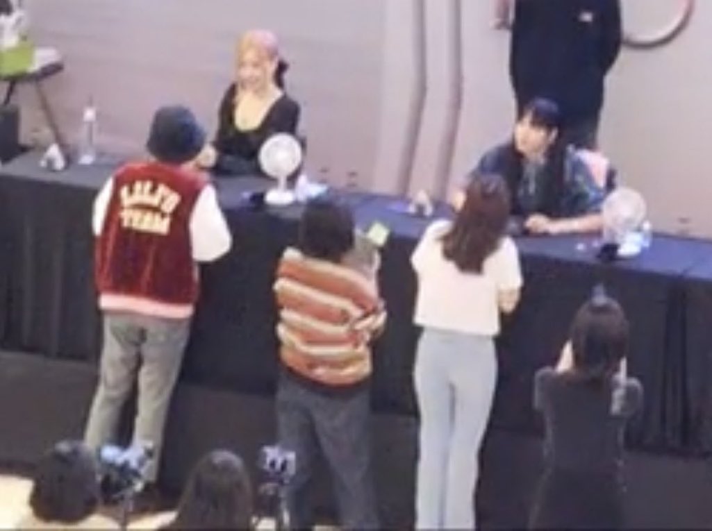 TEAMLALISAFR's tweet photo. I KNOW THAT THE ONE WHO WEAR LILI’S TEAM JACKET ASKED FOR LILIFILM. I KNOW IT.
#lilifilm #lisa #liliteam https://t.co/qUtp0cIOyQ