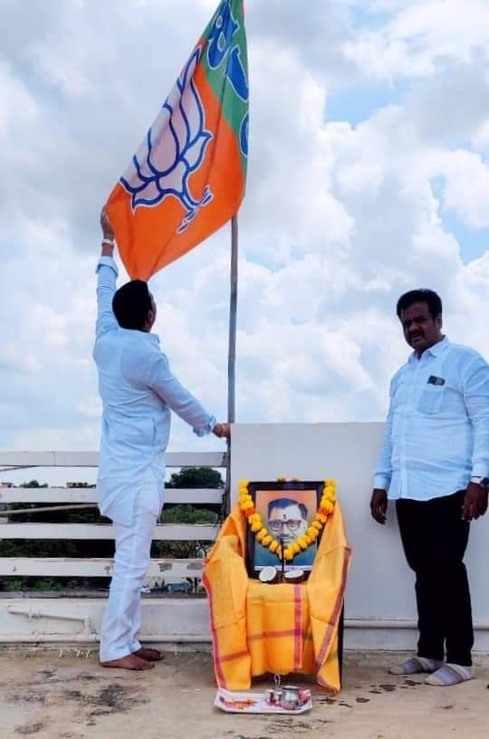 DSP4BJP's tweet photo. ಏಕಾತ್ಮ ಮಾನವತಾವಾದ ರಾಷ್ಟ್ರವಾದಿ, ಮಹಾನ ದಾರ್ಶನಿಕ ಶ್ರೀ ಪಂಡಿತ ದಿನದಯಾಳ ಉಪಾಧ್ಯಾಯ ಅವರ ಜಯಂತಿ ಅಂಗವಾಗಿ ನಮ್ಮ ಮನೆಯ ಮೇಲೆ ಧ್ವಜಾರೋಹಣ ನೆರವೇರಿಸಿ ಉಪಾಧ್ಯಾಯ ಅವರ ಭಾವಚಿ���್ರಕ್ಕೆ ಪೂಜೆ ಸಲ್ಲಿಸಲಾಯಿತು.

#DeenDayalUpadhyay https://t.co/LrZp9uczsS