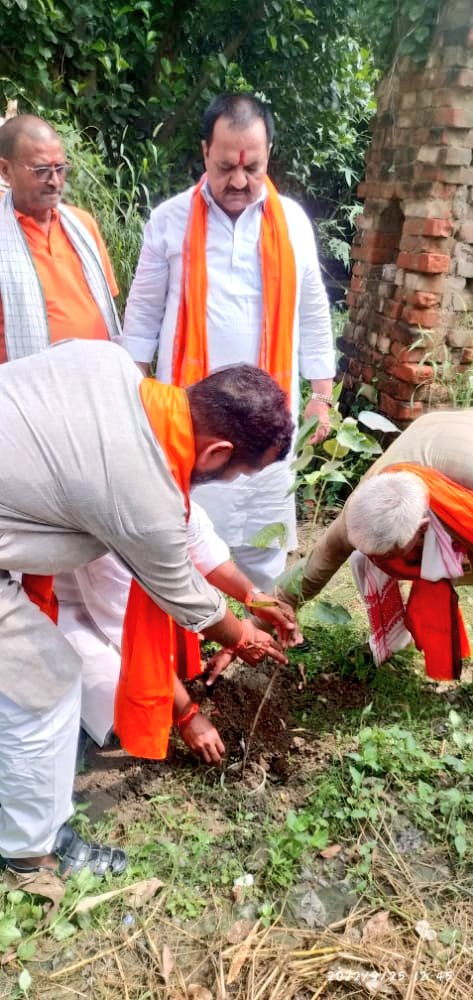 bjprajeshojha's tweet image. दिघवारा सदर मंडल भाजपा द्वारा हराजी शक्ति बूथ संख्या 87  पर श्रद्धेय पंडित दीनदयाल उपाध्याय जी की जयंती,वृक्षारोपण, मन की बात व मुफ्त राशन वितरण कार्यक्रम में पूर्व विधायक श्री विनय कुमार सिंह के साथ शामिल हुआ।