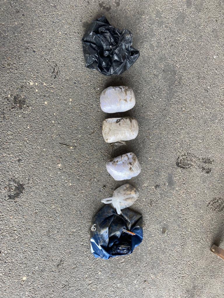 BSF_Punjab's tweet image. 25 Sep 2022 #Amritsar 
Last night #BSF troops heard the buzzing sound of suspected flying object &amp;amp; fired on it. On search 04 packets(GW- 3.290 Kgs) of suspected narcotics found. Vigilant Troops once again foiled the attempt of anti national element.
#JaiHind.
@PunjabGovtIndia