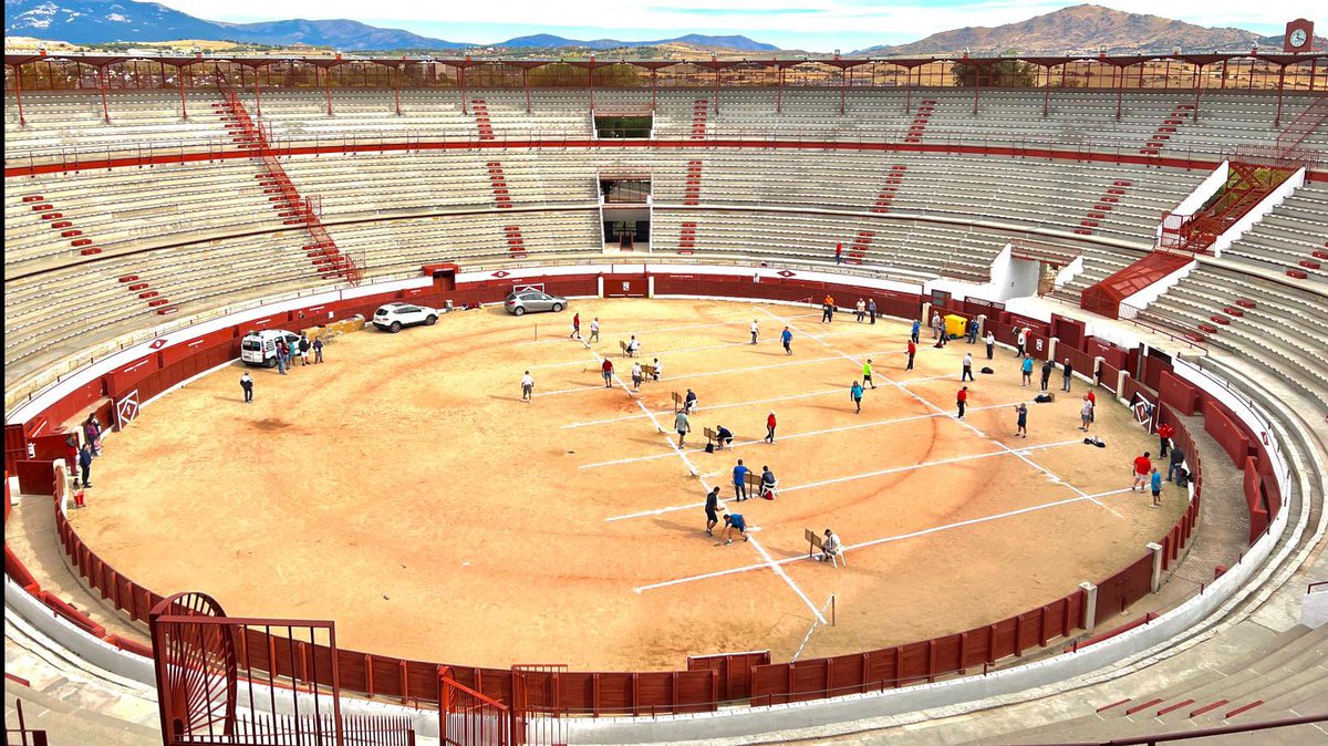 FelipeMansillaN's tweet photo. En el XL Torneo de Calva con el que finalizan los torneos #Remedios22 de #ColmenarViejo.
Intentando lanzar el marro, para dar a la calva, queda claro que es un deporte de mucha técnica y concentración con el que hemos disfrutado esta mañana en la Plaza de Toros. https://t.co/hzgZieaBT9