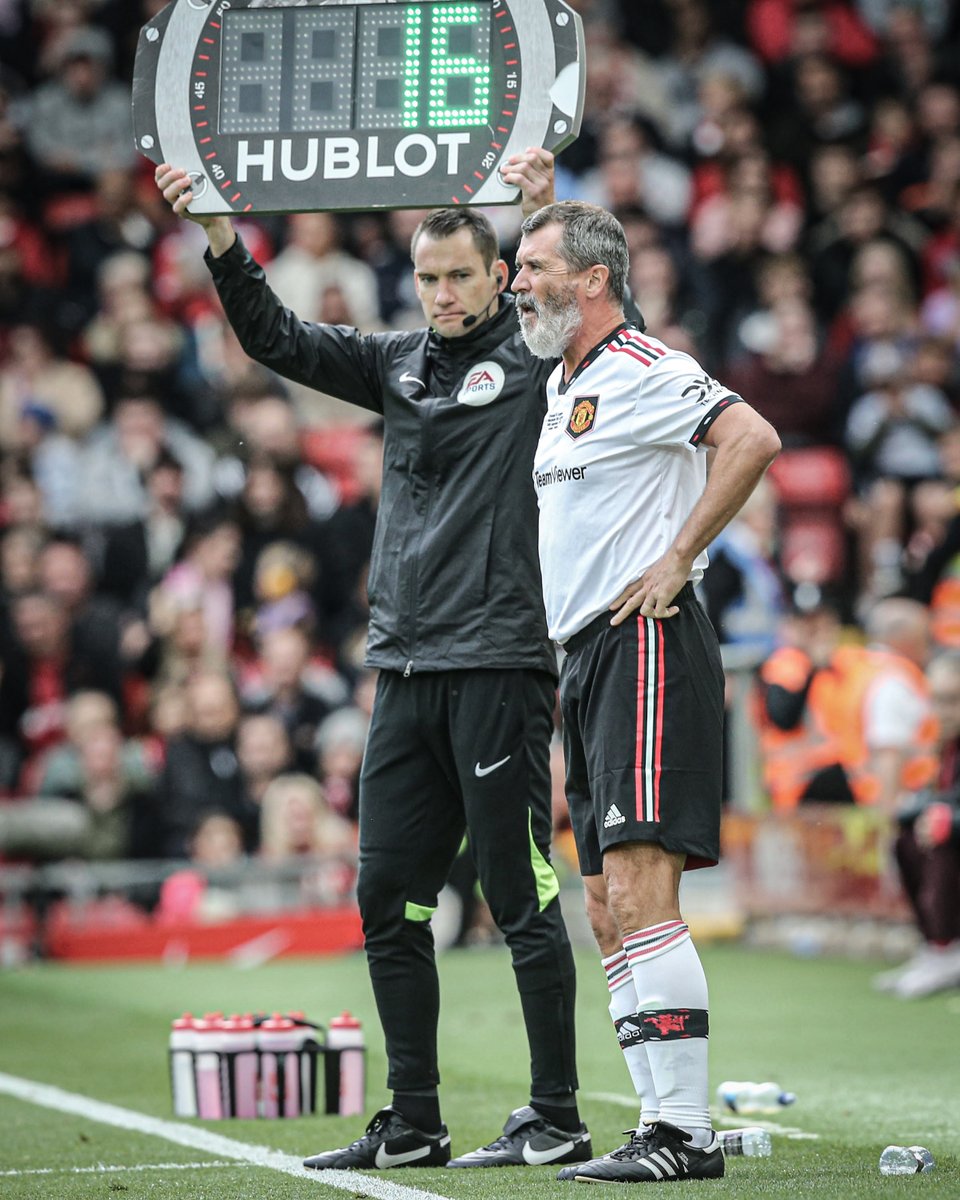 Roy Keane back in a Man United kit 🙌