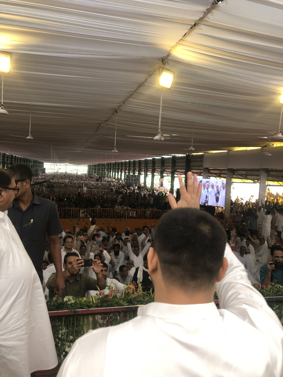 yadavtejashwi's tweet photo. देश के पूर्व उप-प्रधानमंत्री, हरियाणा के पूर्व मुख्यमंत्री, किसानों और मेहनतकश वर्गों के महान समाजवादी नेता जननायक चौधरी देवीलाल जी की 109वीं जयंती पर फतेहाबाद, हरियाणा में आयोजित “सम्मान दिवस” समारोह में शिरकत कर वहाँ उपस्थित जनसमूह को संबोधित किया। https://t.co/JAkuoy3xBb