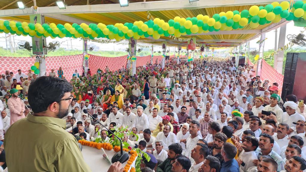 DVJChautala's tweet photo. आज जननायक चौधरी देवीलाल जी की 109वीं जन्म-जयंती के उपलक्ष्य में दादरी में चौधरी साहब की प्रतिमा अनावरण के कार्यक्रम में शामिल हुआ। जननायक चौधरी देवीलाल जी का दिखाया हुआ र���स्ता सदियों-सदियों तक देश वासियों का मार्गदर्शन करता रहेगा.. https://t.co/eaAKrOCpwn
