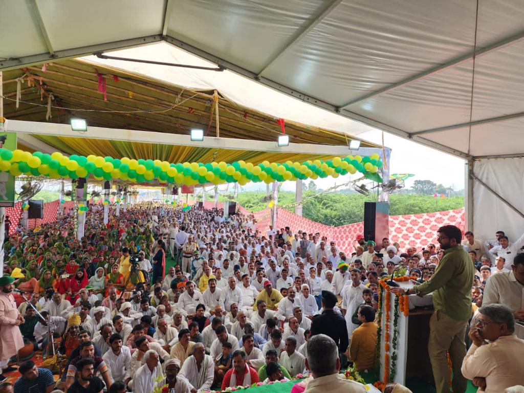 DVJChautala's tweet photo. आज जननायक चौधरी देवीलाल जी की 109वीं जन्म-जयंती के उपलक्ष्य में दादरी में चौधरी साहब की प्रतिमा अनावरण के कार्यक्रम में शामिल हुआ। जननायक चौधरी देवीलाल जी का दिखाया हुआ र���स्ता सदियों-सदियों तक देश वासियों का मार्गदर्शन करता रहेगा.. https://t.co/eaAKrOCpwn