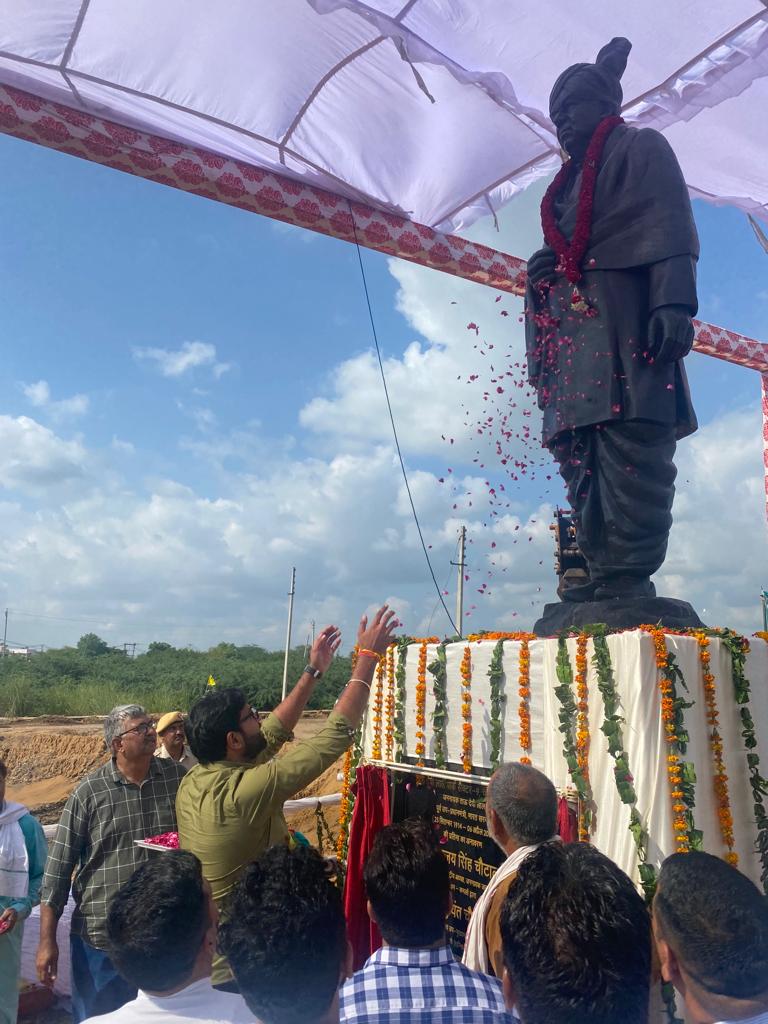 DVJChautala's tweet photo. आज जननायक चौधरी देवीलाल जी की 109वीं जन्म-जयंती के उपलक्ष्य में दादरी में चौधरी साहब की प्रतिमा अनावरण के कार्यक्रम में शामिल हुआ। जननायक चौधरी देवीलाल जी का दिखाया हुआ र���स्ता सदियों-सदियों तक देश वासियों का मार्गदर्शन करता रहेगा.. https://t.co/eaAKrOCpwn