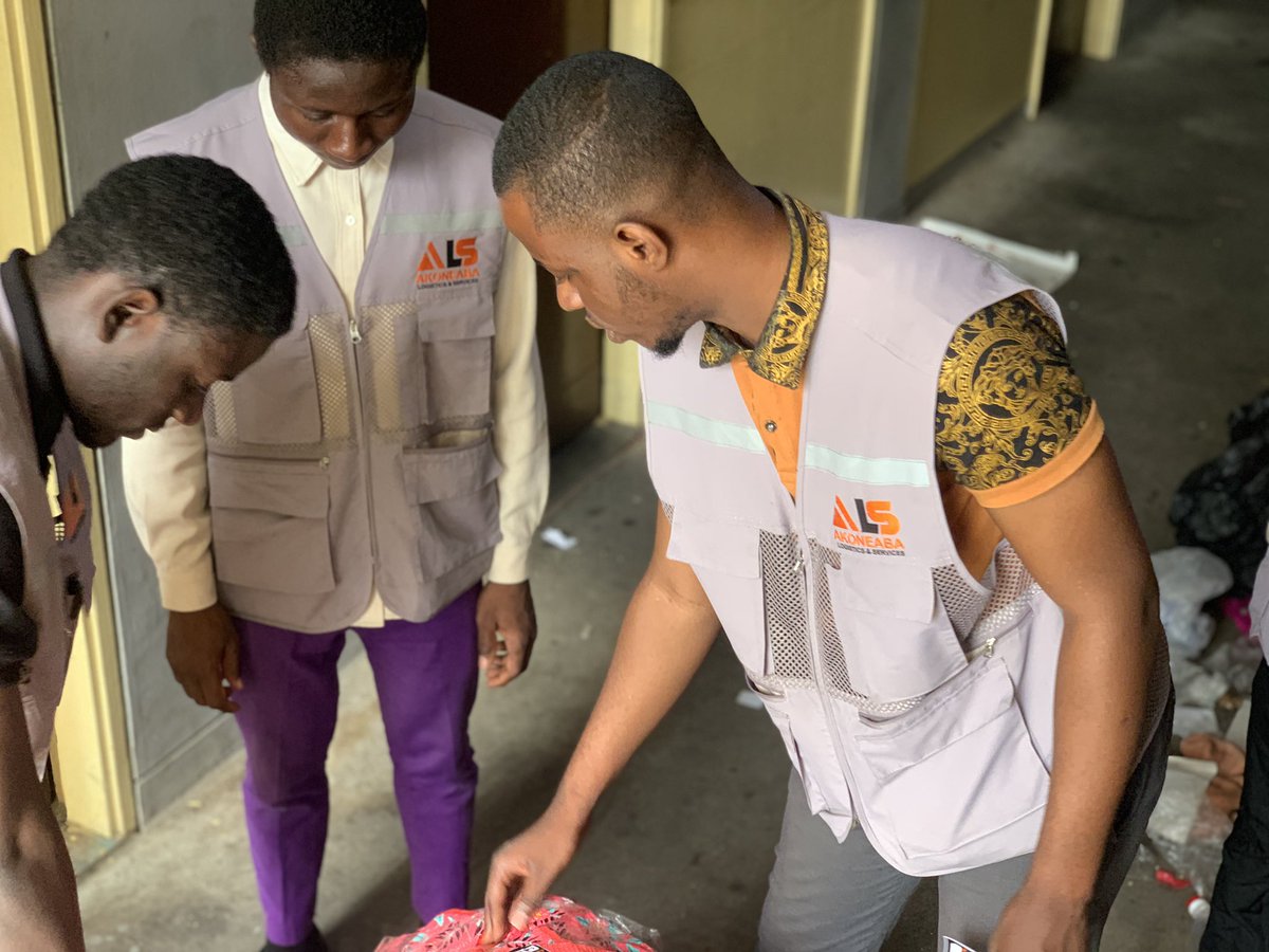 akoneaba's tweet photo. The team is at work today. Tagging, packing and gathering luggages in preparation for pick up to the warehouse.
@unia_consult
@VOICE_of_KNUST
#ServiceWithStyle https://t.co/8yV9ENxlIW