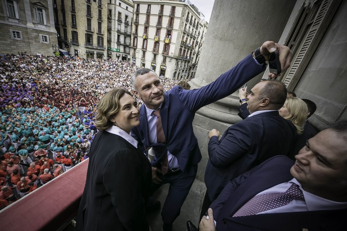 AnibalGarzon's tweet photo. Progres de Europa perdidos en geopolítica internacional. La alcaldesa de Barcelona, Ada Colau, invitó al alcalde de Kiev, Vitali Klitschko, a las fiestas. El mismo que apoyó el Golpe de 2014 en Ucrania, al ultraderechista Batallón Azov, y la guerra de Donbass. "Un gran demócrata" https://t.co/BdVBmADknW