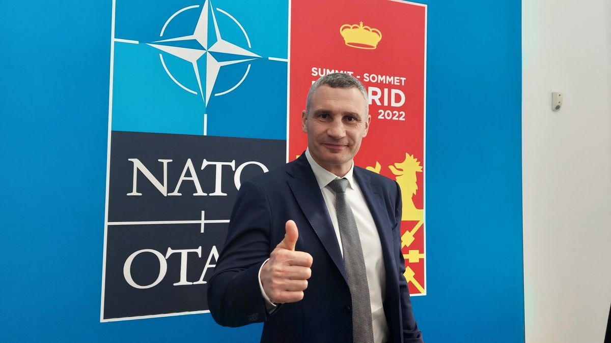 AnibalGarzon's tweet photo. Progres de Europa perdidos en geopolítica internacional. La alcaldesa de Barcelona, Ada Colau, invitó al alcalde de Kiev, Vitali Klitschko, a las fiestas. El mismo que apoyó el Golpe de 2014 en Ucrania, al ultraderechista Batallón Azov, y la guerra de Donbass. "Un gran demócrata" https://t.co/BdVBmADknW