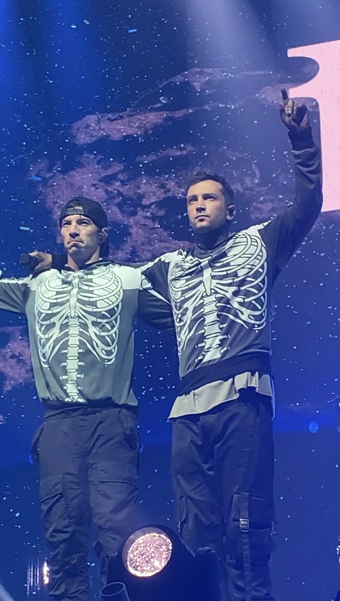 IAMAMEGAL0DON's tweet photo. same venue, different tour. thanks for keeping me here long enough to finally get to hold you, let’s do it again sometime @tylerrjoseph
@joshuadun @twentyonepilots #icyphilly https://t.co/OUGvs6lXTZ