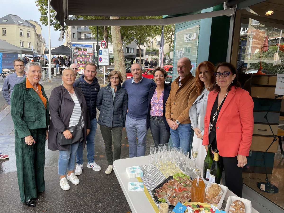 agnesfirmin's tweet photo. C’est St Vincent piétons toute la journée au #havre. Encore une belle réussite pour cette animation commerciale de rentrée. Bravo à Jean-Luc, Isabelle et Vincent  les chevilles ouvrières de cette organisation. https://t.co/Uwm5EVQUU2