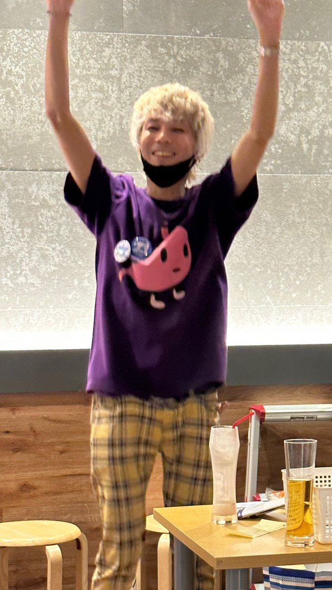 Stage1Streamer's tweet photo. 森チャックハイテンションチアノーゼ22おわりましたー☺️あっとゆーまの2時間半でした✨✨楽しかったですし、森チャック先生とお話出来たのも嬉しかったです(*´ω`*)次回開催も参加したいなぁ
ポスターにサインを書いて退場する森チャック先生✨
#htz22
#グルーミー
#森チャック 先生 https://t.co/X348RKeOPP