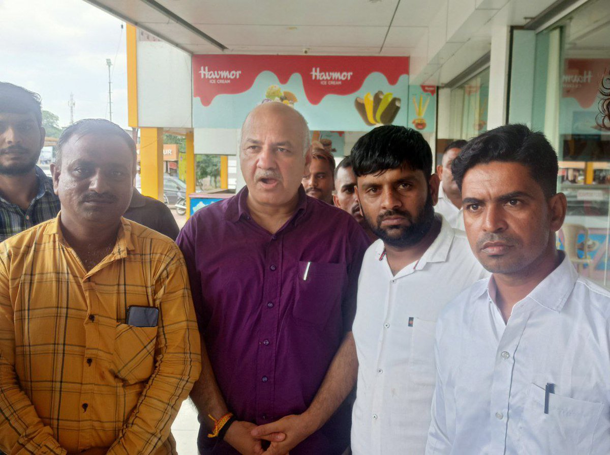 આજ રોજ <a href="/AamAadmiParty/">AAP</a> નેતા શ્રી <a href="/manish_sisodiya/">Manish Sisodiya</a> સાહેબ ને 2018_19 #LRD ભરતી પુરુષ ઉમેદવાર સાથે થયેલા અન્યાય 33_67 મુજબ રજૂઆત કરવામાં આવી છે.

સાહેબ દ્વારા સારો પ્રતિસાદ મળ્યો છે અને આવનાર સમયમાં સરકાર બની જાય એટલે પહેલાં 33-67 મુજબ આપને ન્યાય કરશે
@<a href="/YAJadeja/">Yuvrajsinh Jadeja</a> <a href="/sanghaviharsh/">Harsh Sanghavi</a>