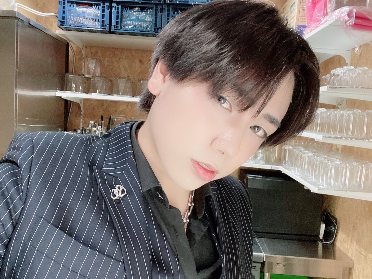 CLUBREED3's tweet photo. 黒髪になって若いと言われがち😎
#BCグループ #中洲 #中洲ホスト #ホスト https://t.co/ylQ4yrZeL8