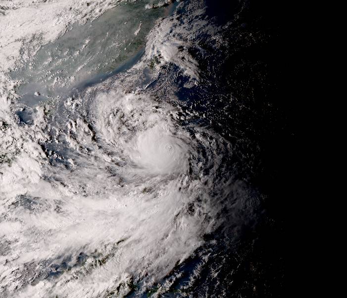 PangasinanUPD's tweet photo. TROPICAL CYCLONE UPDATE:
Satellite image of Super Typhoon Karding (Noru) at 5 PM today, Sept. 25, 2022 before sunset. Long night ahead, stay safe! #KardingPH https://t.co/R7D1mfpIHm