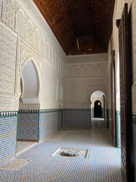 El Mechouar zianide, détruit par les français pour effacer tout ce qui était algérien, donc pour les haineux qui viennent l'ouvrir aujourd'hui nos civilisations et identité sont dans notre sang + sur les murs
Photos des parties originelles du Mechouar.. Restauré exactement pareil