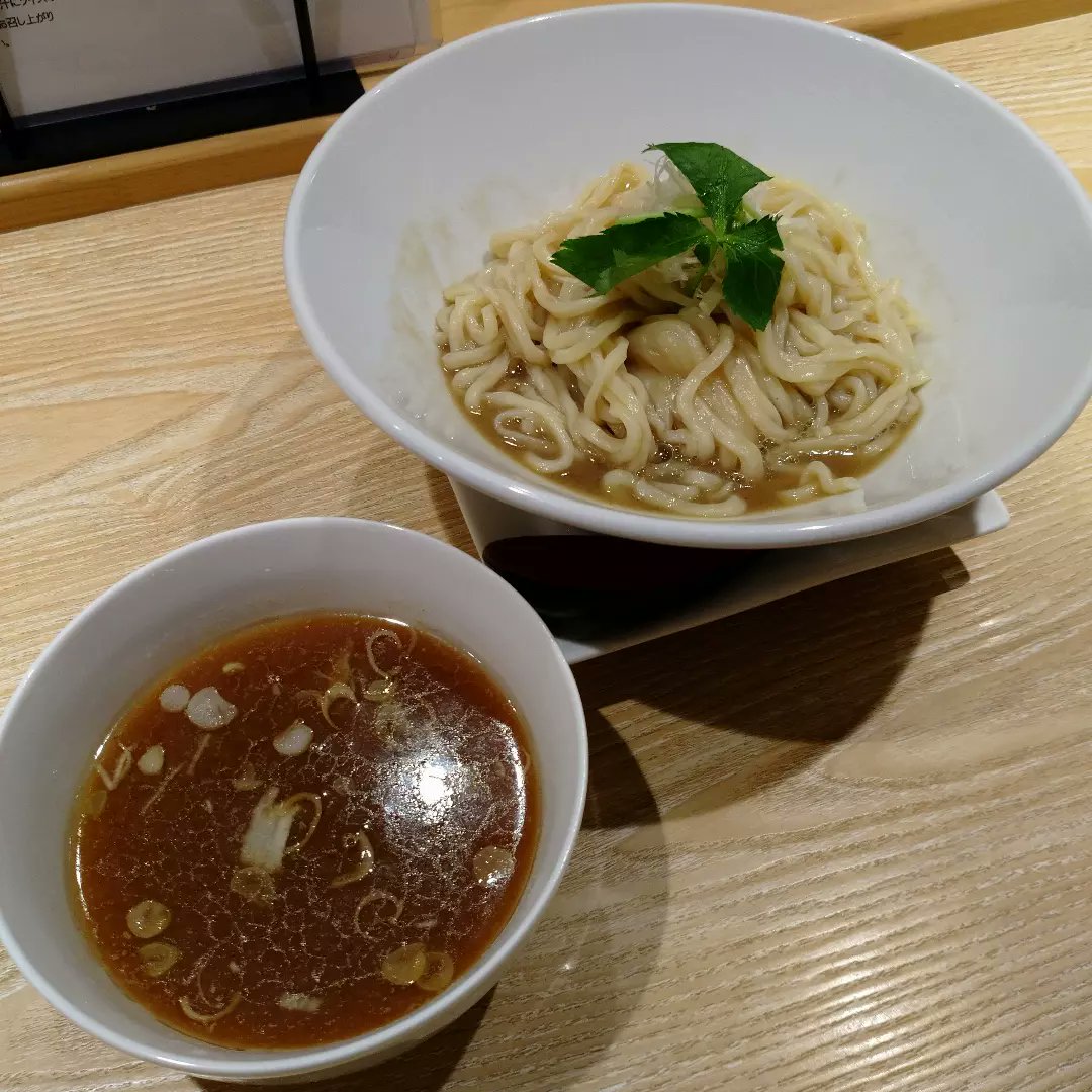 ciyassan's tweet photo. あおぎり@長岡
超香茸(ちょうこうたけ)醤油つけ麺…1000円(秋のランチ限定)
香り高いつけダレ。麺はキノコピューレを纏い、ほどよい粘性でつけダレとの絡みの変化を楽しめる。加えて麺の結合防止にも寄与。美味しさと食べる楽しさと、さらには食べやすさまで緻密に設計された秀逸すぎる一杯。 https://t.co/ccOJwe8Ujq