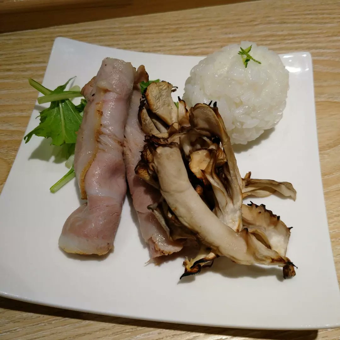 ciyassan's tweet photo. あおぎり@長岡
超香茸(ちょうこうたけ)醤油つけ麺…1000円(秋のランチ限定)
香り高いつけダレ。麺はキノコピューレを纏い、ほどよい粘性でつけダレとの絡みの変化を楽しめる。加えて麺の結合防止にも寄与。美味しさと食べる楽しさと、さらには食べやすさまで緻密に設計された秀逸すぎる一杯。 https://t.co/ccOJwe8Ujq