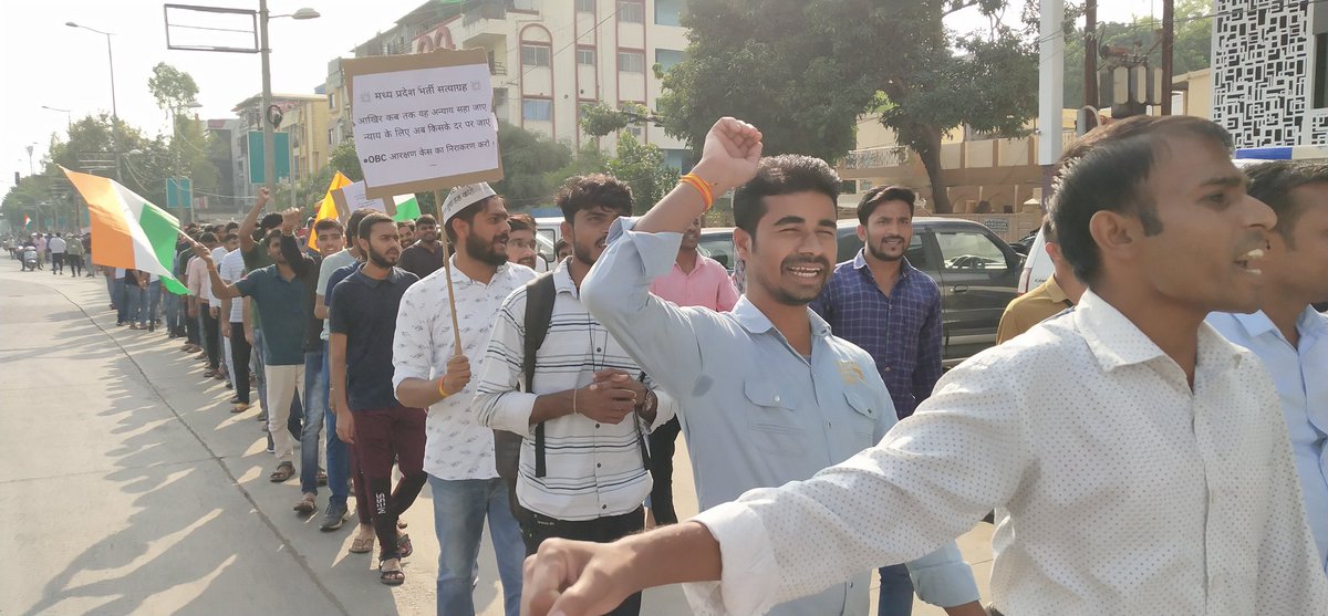 _SwarajIndiaMP's tweet photo. न चोर हूँ, न चौकीदार हूँ।
साहेब मैं तो बेरोजगार हूँ।
#मध्य_प्रदेश_भर्ती_सत्याग्रह
@thakralmanjeet @Y4S_MP @123Ramjanam @2019aspirants @22armaansid @_YogendraYadav @Youth4Swaraj @NEYU4INDIA @a_ramkishor @col_jaivir @Ajitjha60923003 @BJP4India @iparveshkumar_ @janhitloknihit https://t.co/by6WQ3OugS