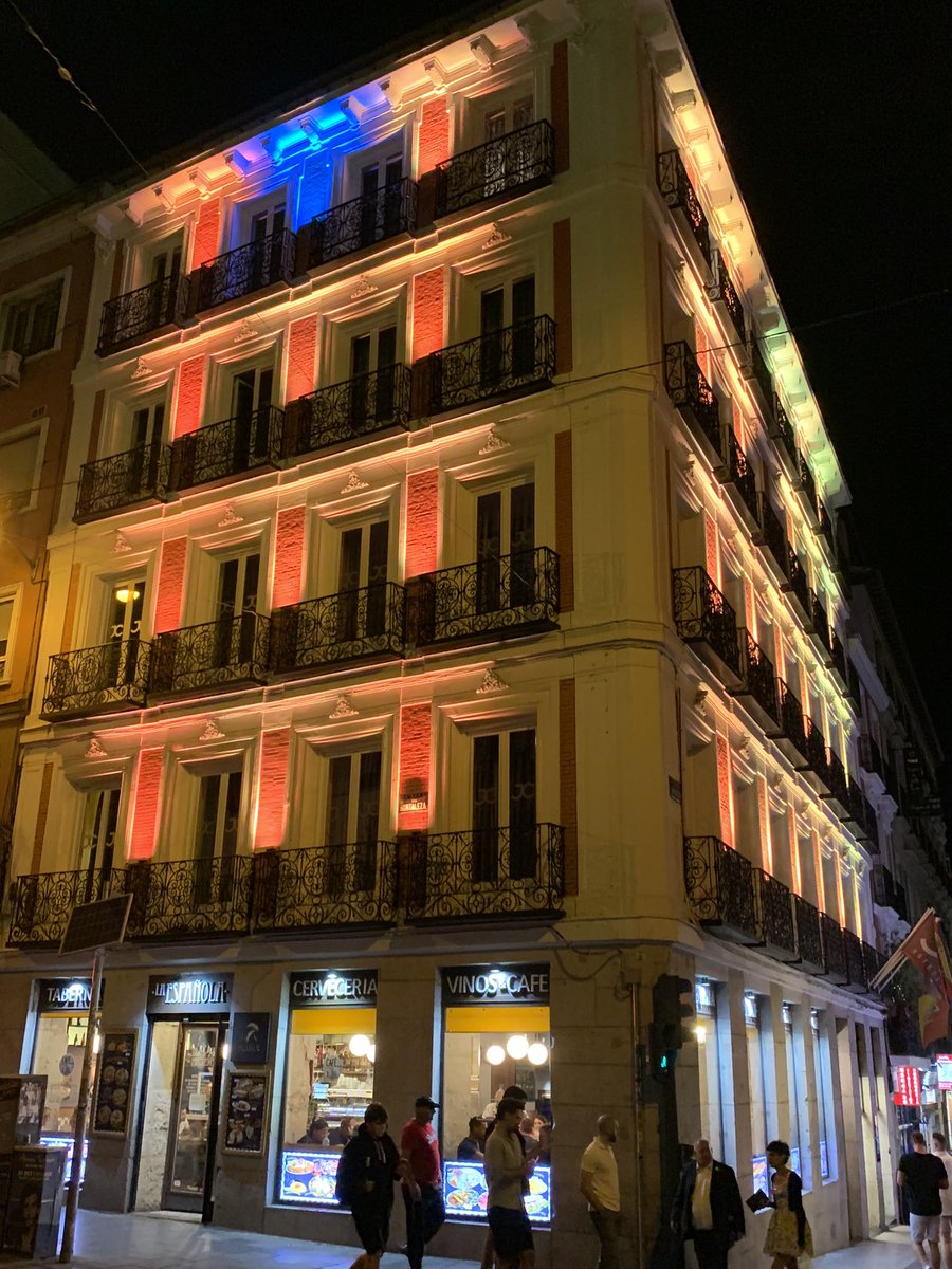 🌈🏳️‍🌈 #Chueca ( #ChuecaMadrid ) y sus colores nocturnos!

📍 Chueca / <a href="/JCHoteles/">JC Hoteles</a> 

#Sabado #SaturdayNight #Footstepsinmadrid #Madrid #GayMadrid #VisitaMadrid #VisitMadrid #GayPride #LGTB #Rainbow #Colores #Colours #Hotel #Travel #GayTravel #Spain #VisitSpain #MadridGay #September