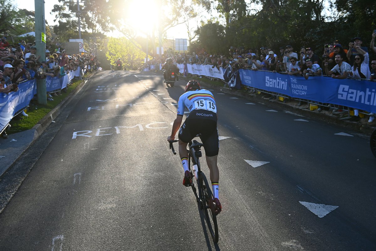 relevo's tweet photo. Una vez más, Remco Evenepoel ha conseguido una gran victoria mediante un bello esfuerzo en solitario.

🌈 Esta vez se ha proclamado campeón del mundo absoluto atacando a 35 kilómetros de meta para rodar media hora sin compañía e imponerse en meta.

 ¿Qué esconden sus monólogos? https://t.co/jFAAP9Wh7I