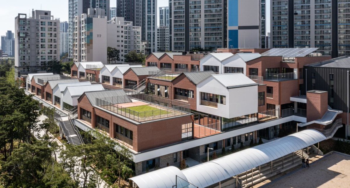 theseoulvillage's tweet photo. Not another townhouse cluster, but a school. #Singil Middle School (#singil, #yeongdeungpo), low-rise surrounded by 'apateus'. #LeeHyeonwoo won the 40th #Seoul #Architecture Award (#DongAIlbo). #Urbanism reminds me of that #London brick ensemble with its upper walkways. https://t.co/bW9IaAYx3X