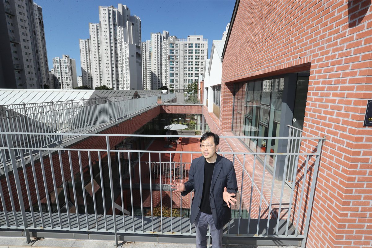 theseoulvillage's tweet photo. Not another townhouse cluster, but a school. #Singil Middle School (#singil, #yeongdeungpo), low-rise surrounded by 'apateus'. #LeeHyeonwoo won the 40th #Seoul #Architecture Award (#DongAIlbo). #Urbanism reminds me of that #London brick ensemble with its upper walkways. https://t.co/bW9IaAYx3X