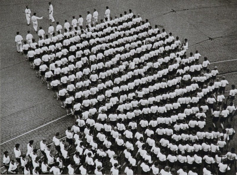 AgitPropArchive's tweet photo. Desfile del Club Deportivo Dynamo de Moscú, 1935.

La fotografía de Alexander Rodchenko muestra la idea constructivista en la que desaparece el individualismo de los personajes y se realiza una composición de líneas rectas y simétricas, manteniendo la estética y el orden. https://t.co/YuIL7r8wtc