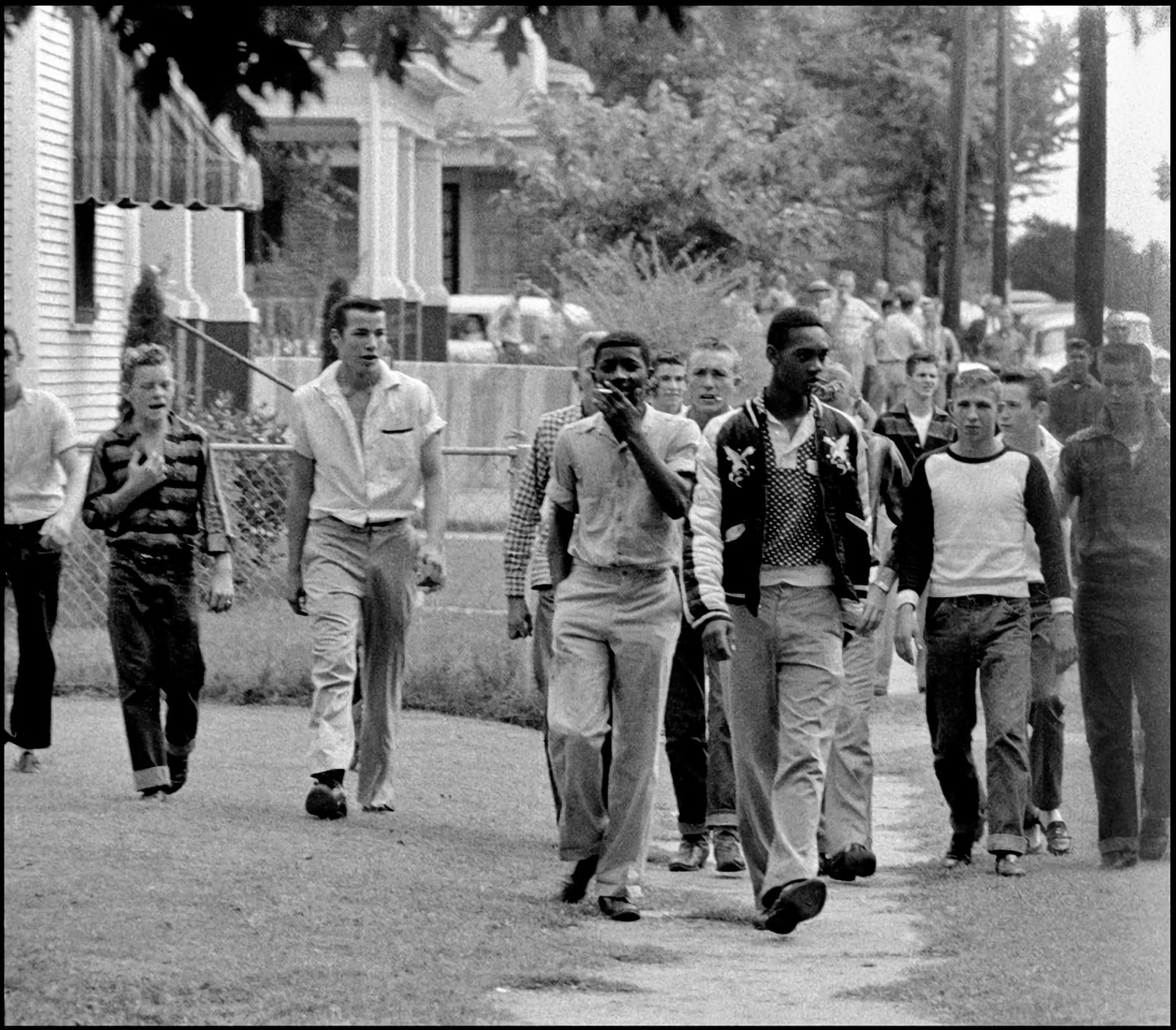 Negros alphas andando por primera vez al instituto con blancos impasivos increpandole