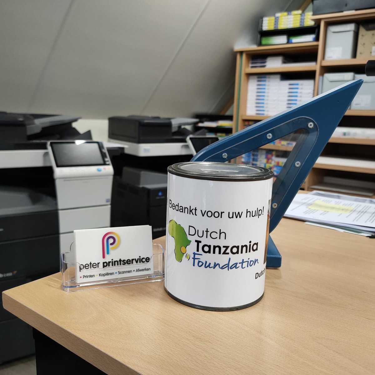 VillageToCare's tweet photo. 𝗡𝗜𝗘𝗨𝗪𝗘 𝗟𝗢𝗖𝗔𝗧𝗜𝗘 𝗗𝗢𝗡𝗔𝗧𝗜𝗘𝗕𝗟𝗜𝗞
Sinds deze week staat ons donatieblik ook bij Peter’s Print Service aan de Doctor Poelsstraat 3 in Weert. 
Het vorige goed doel, Stichting OntspanWater, is helaas ontbonden. En daardoor was er plek voor een ander goed doel. 🙏 https://t.co/03fUKTtxcz