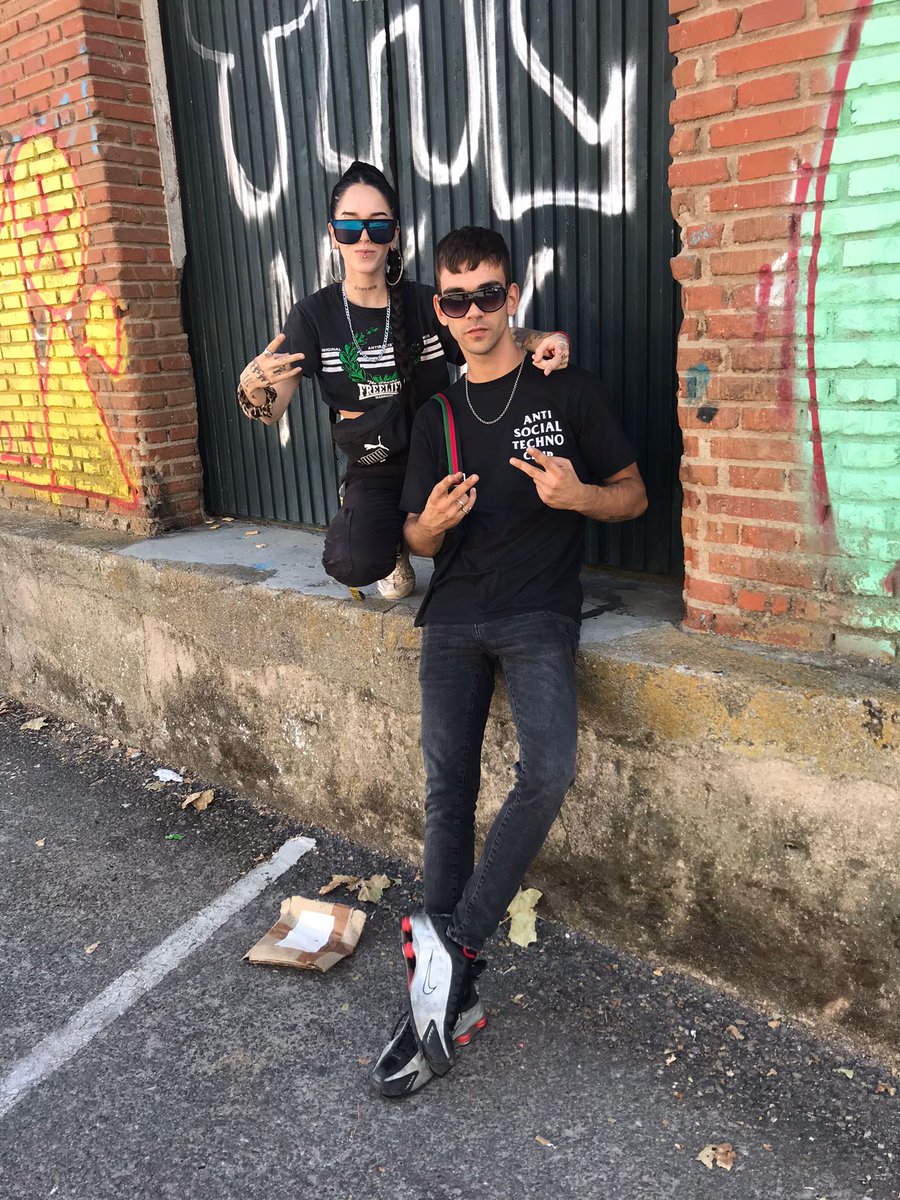 13jon12's tweet image. Kinkis por el mundo 😋