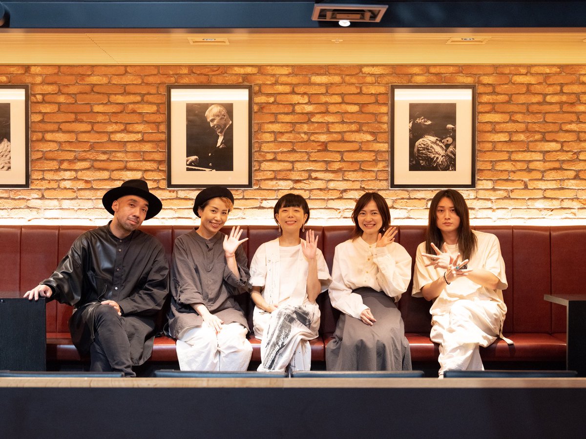 SALYUOFFICIAL's tweet photo. 昨日、「salyu × salyu “3人のヴォーカリストによるシュティムング”」ツアー完走！
お越しくださった皆さま、ありがとうございました！
また音楽を通して同じ時間を共有出来ますように✨

PS.
昨日はエゴの中納さんとコーラスのAchicoさん、神田さんも来てくださいました〜💁🏻‍♀️

#Salyu
#salyuxsalyu https://t.co/2hz1Z4FJkw