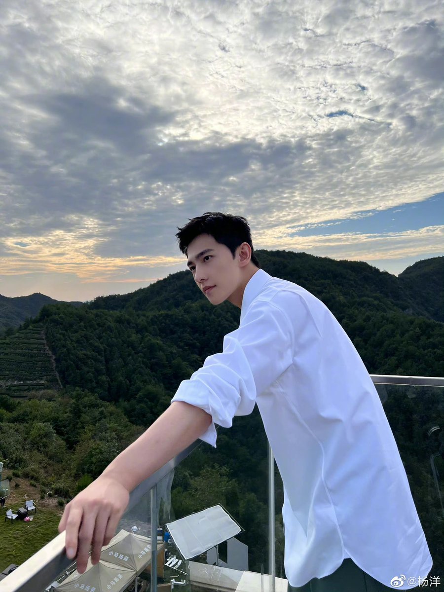 dramapotatoe's tweet photo. #YangYang shares new snaps

#杨洋 https://t.co/yeLwuwqud6