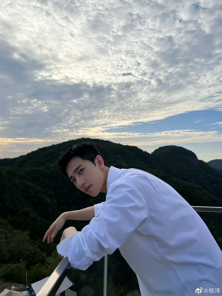 dramapotatoe's tweet photo. #YangYang shares new snaps

#杨洋 https://t.co/yeLwuwqud6