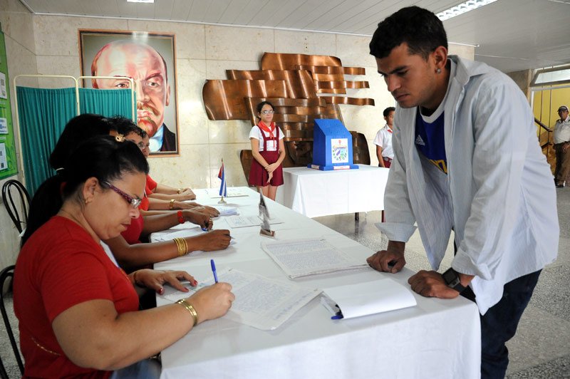 🇨🇺 Este #25DeSeptiembre toda #Cuba está convocada al referendo del #CodigoDeLasFamilias 👨‍👩‍👧‍👦👩‍👧‍👧👨‍👦en #Holguín están habilitados 10 colegios electorales especiales en instituciones de salud pública 🩺. Detalles en programación especial de <a href="/radioangulo/">CMKO Radio Angulo</a>🎙️📻
📷 Archivo <a href="/PeriodicoAHORA/">Periódico AHORA</a>