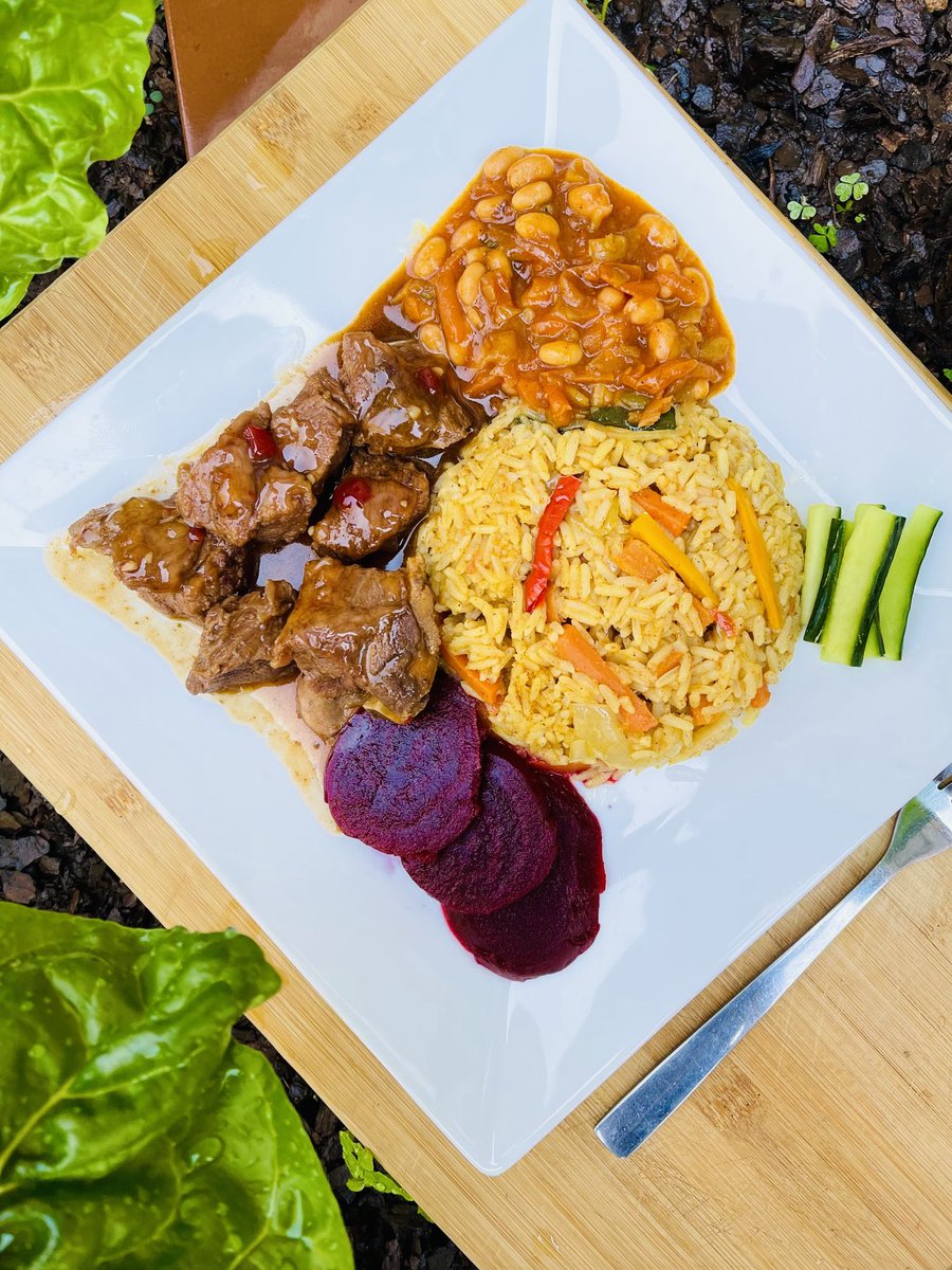 NevariMpho's tweet image. Lunch served for T-man🍑😋
Nothing hectic: Beef stew, Spicy rice &amp;amp; Chakalaka
#Magickitchen
#Bluza_za