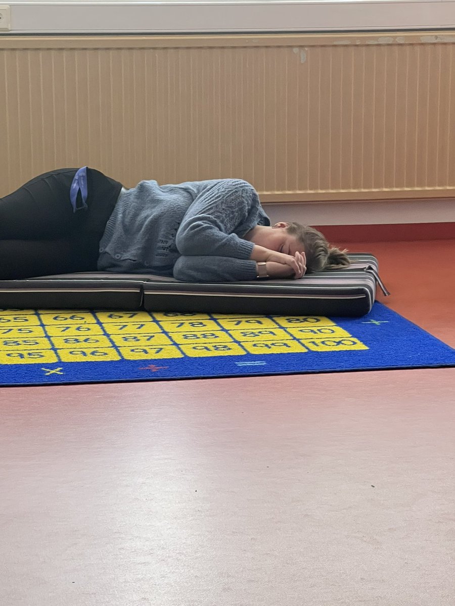 S2: Hamingjusamur kennari, hamingjusamir nemendur 🤗🥰. Skólastjórar þurfa að átta sig á og vera tilbuinn að gefa kennaranum fri til að hvíla sig til að koma í vef fyrir kulnun #menntaspjall <a href="/gcouros/">George Couros</a>