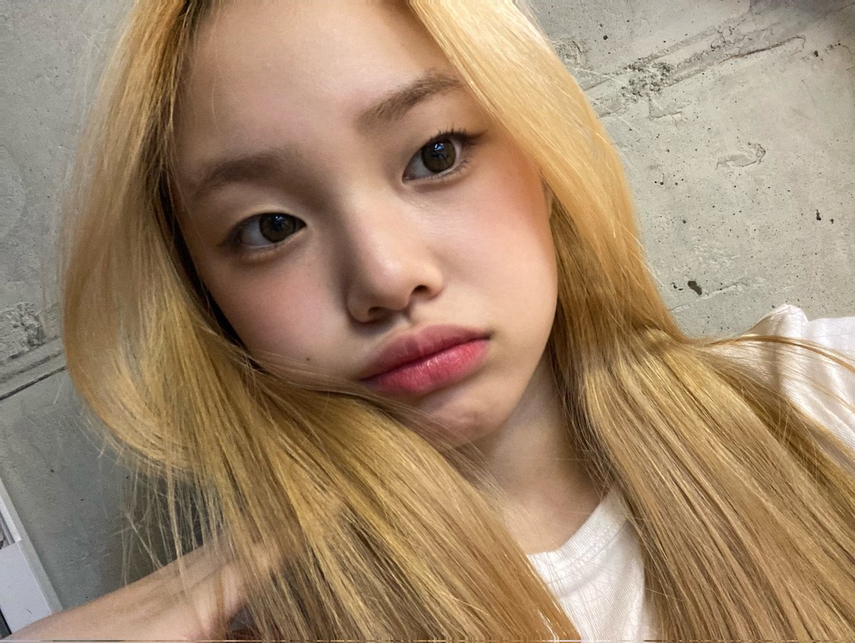 yagnjihye's tweet photo. puffy and flattering blonde: i clearly hear this remark often! my confidence is at an all-time thrill and i must keep you fulfilled. in a day packed with running responsibilities, do remember to take a break! let these potraits serve as a friendly reminder of this obligation 🌙 https://t.co/LalG3xHw3z