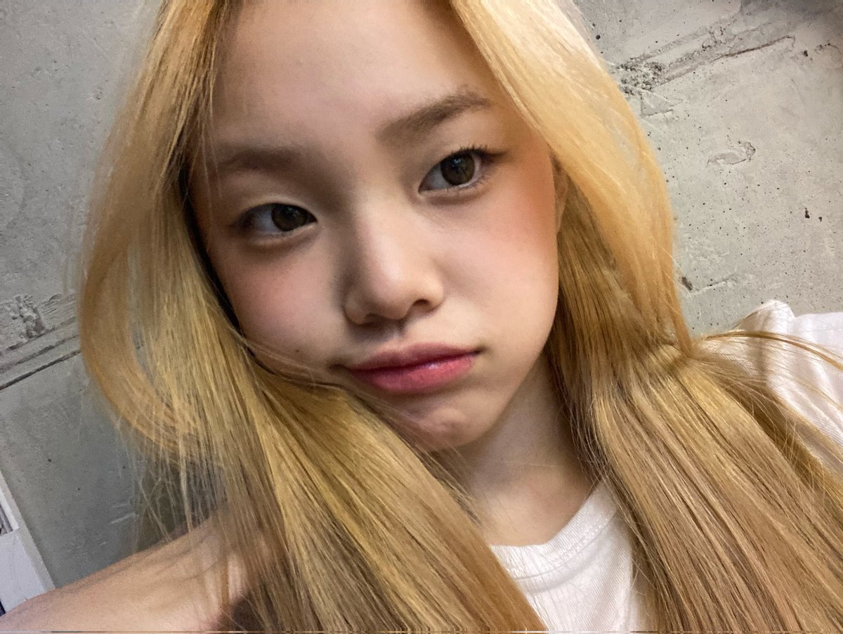 yagnjihye's tweet photo. puffy and flattering blonde: i clearly hear this remark often! my confidence is at an all-time thrill and i must keep you fulfilled. in a day packed with running responsibilities, do remember to take a break! let these potraits serve as a friendly reminder of this obligation 🌙 https://t.co/LalG3xHw3z
