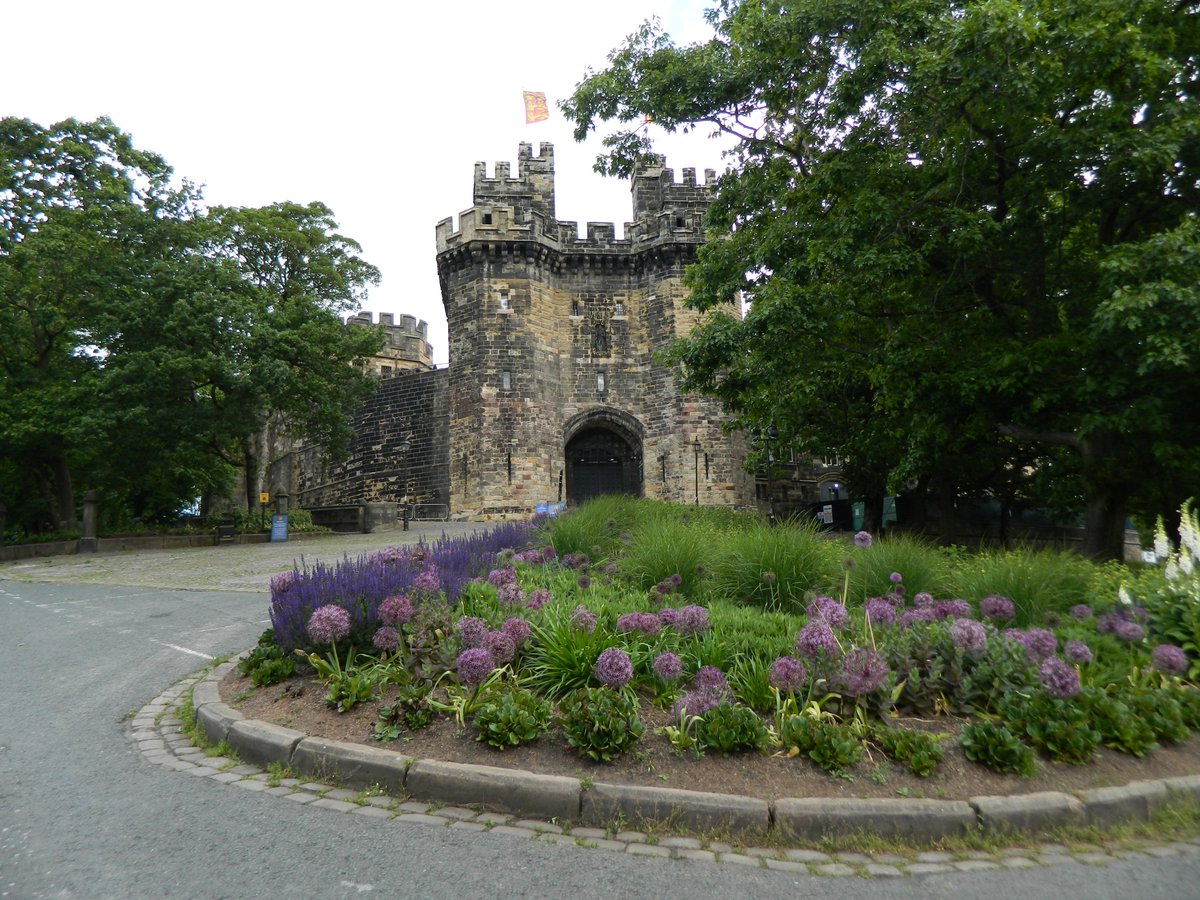 Tomorrow we're looking at 'The Castle & The Hill' for the final time this season. Stories of crime, church, arts, education & a spot of poisoning for good measure! Tickets from @moreLancaster, @moreMorecambe or online at uk.patronbase.com/_VICticketbox/… #LWTT #LancasterGuide #GuidedTours