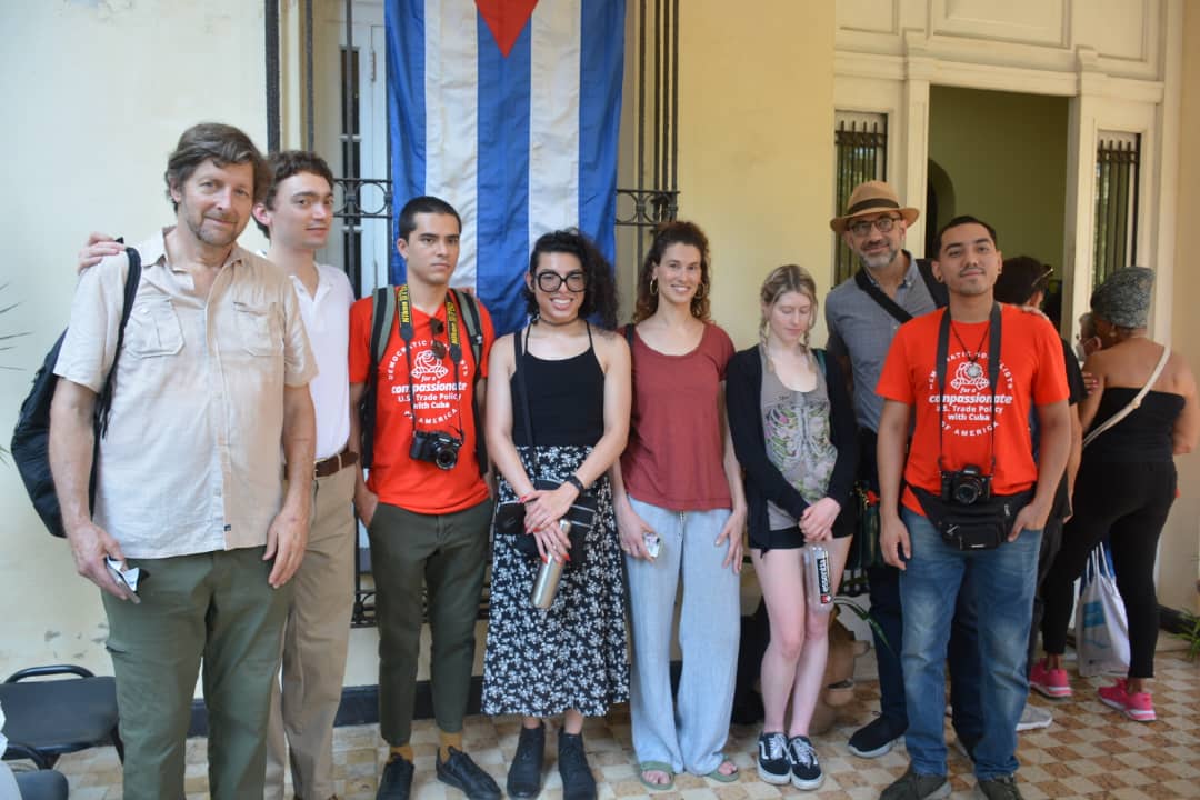 Estadounidenses de vista en #Cuba atestiguan referéndum por el nuevo #CódigoDeLasFamilias en el colegio electoral que se encuentra en el Instituto Cubano de Amistad con los Pueblos (ICAP)
#CódigoSí

👉siempreconcuba.org/estadounidense…